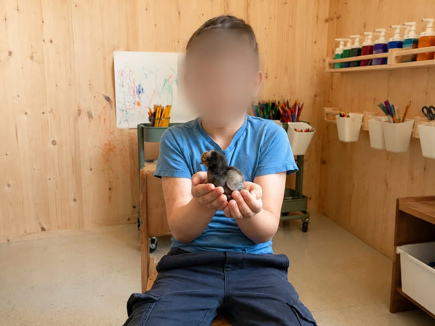 Kind mit Küken